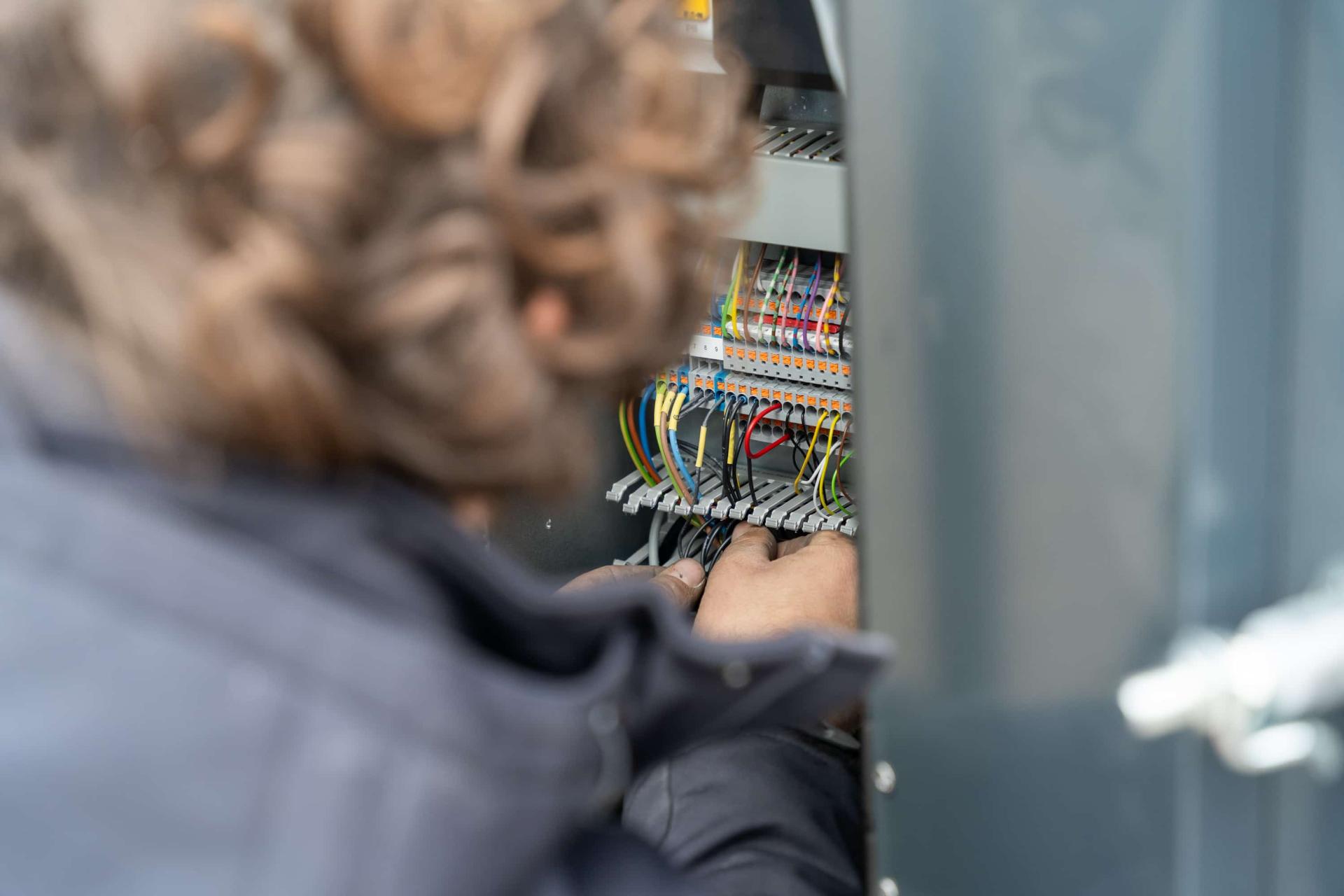 Industriële schuifpoort met monteur bij toegangscontrolezuil